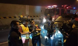 滬昆高速懷化段隧道發生貨車追尾起火，滯留人員依據隧道應急疏散燈具安全疏散